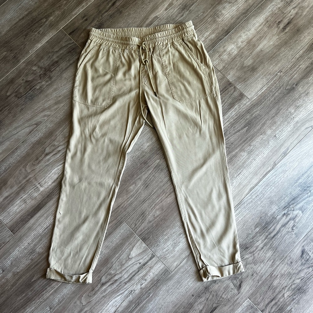 True Religion pull on khaki pants size medium really nice condition